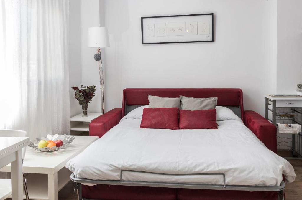 A bed or beds in a room at R&M ALOJAMIENTOS C/SIERPES 46