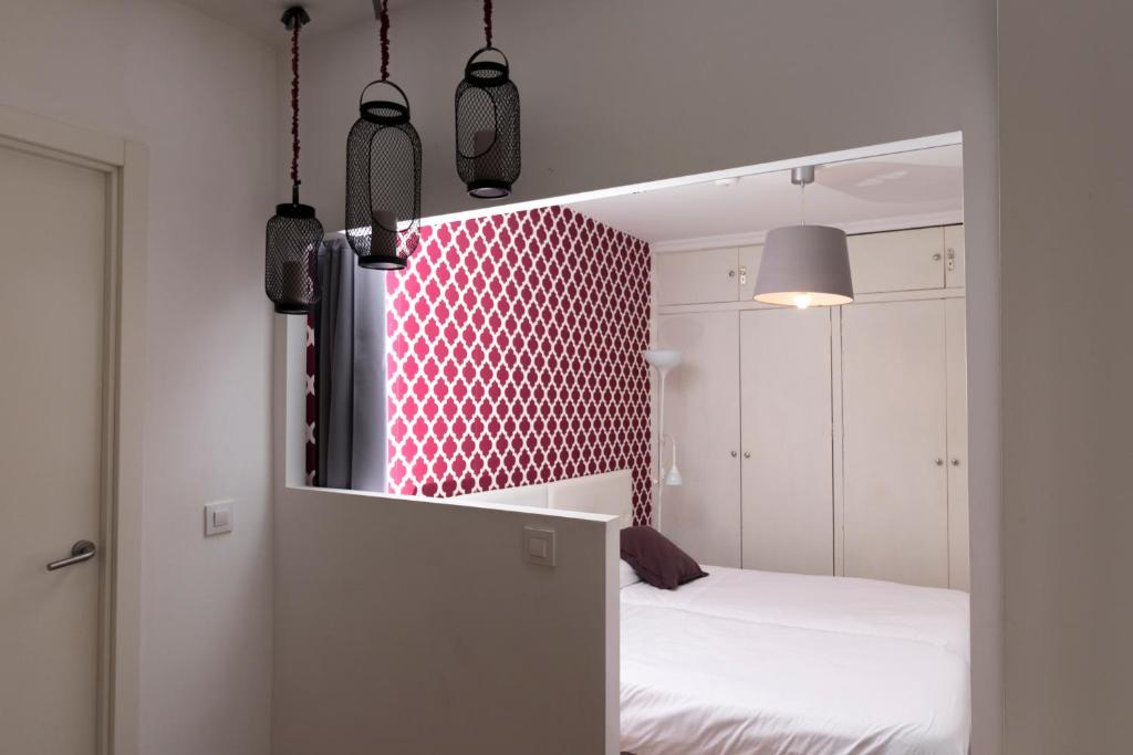 A bed or beds in a room at R&M ALOJAMIENTOS C/SIERPES 46
