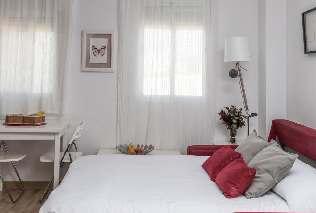 A bed or beds in a room at R&M ALOJAMIENTOS C/SIERPES 46