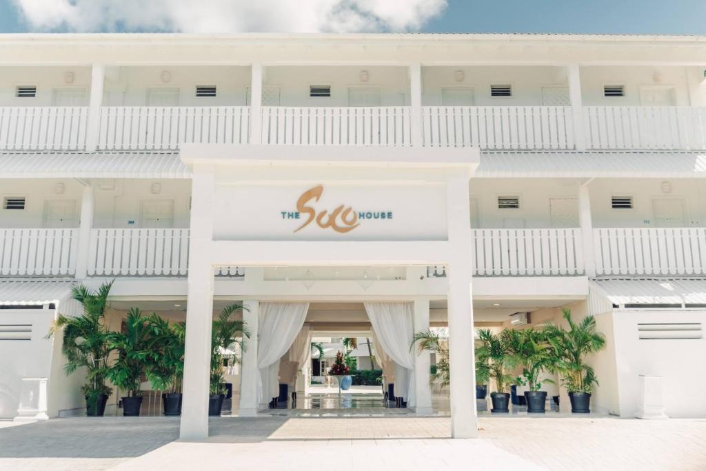 The SoCo House - All-Inclusive في كاستريس: اطلالة الفندق على الشاطئ