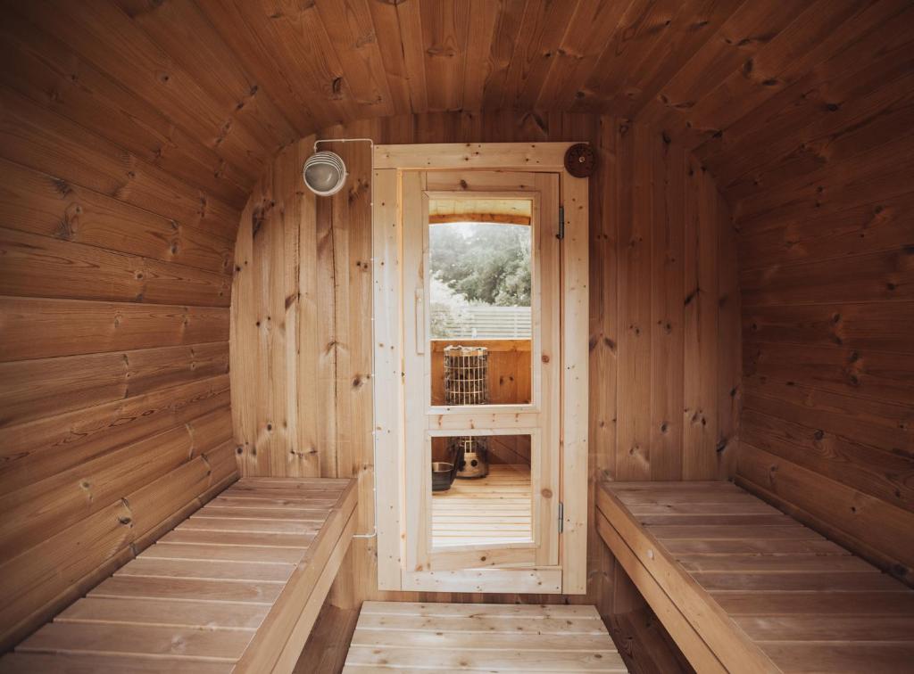 Fotografie z fotogalerie ubytování Fjordhygge - Authentic wood log cabin summerhouse near water, fjord and forest v destinaci Jægerspris