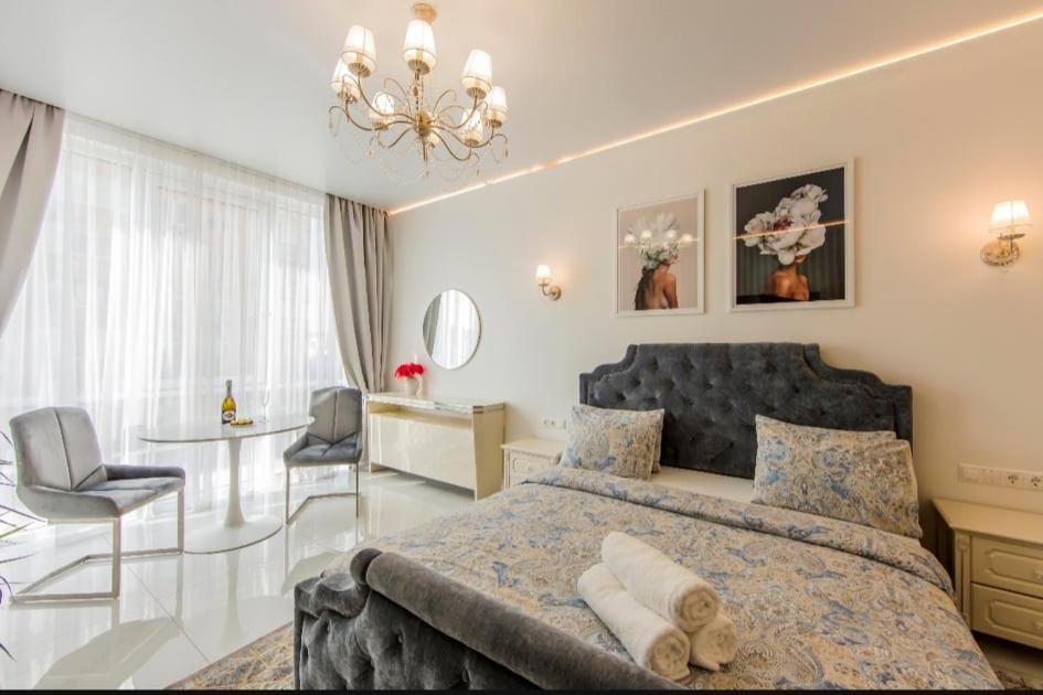 - une chambre avec un grand lit et une table dans l'établissement 1 room 50m2 center of Obolon near River side. Smart Plaza, à Kiev