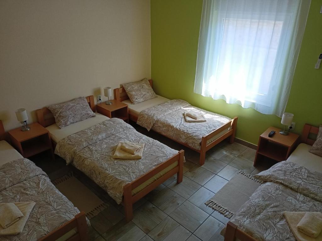 Una cama o camas en una habitación de Apartman FiVa2