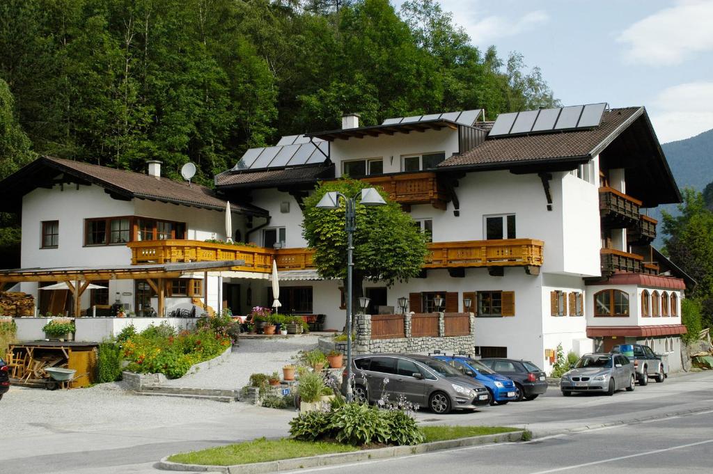 een groot wit gebouw met zonnepanelen erop bij Haus Acherkogel in Tumpen