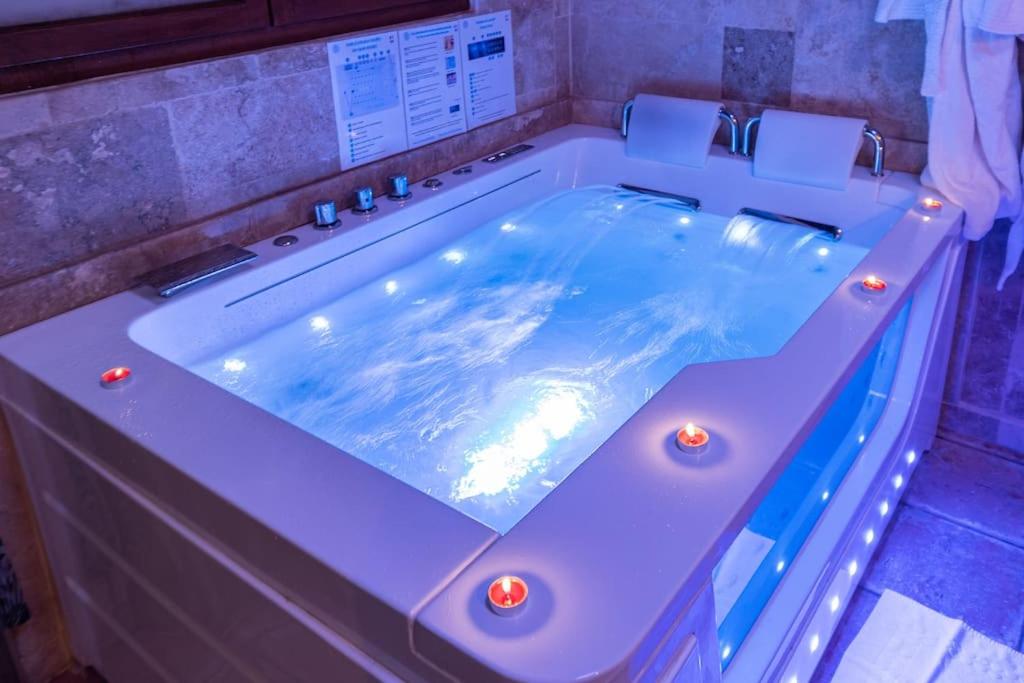 een jacuzzi met verlichting in een kamer bij BED & SPA - LA PARENTHESE Topdestination-Dijon - Centre ville - classé 3 étoiles in Dijon