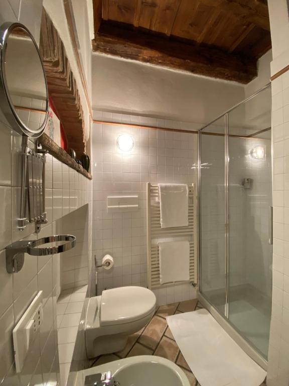 łazienka z prysznicem, toaletą i umywalką w obiekcie Domus Solarii Holiday Home w Bergamo