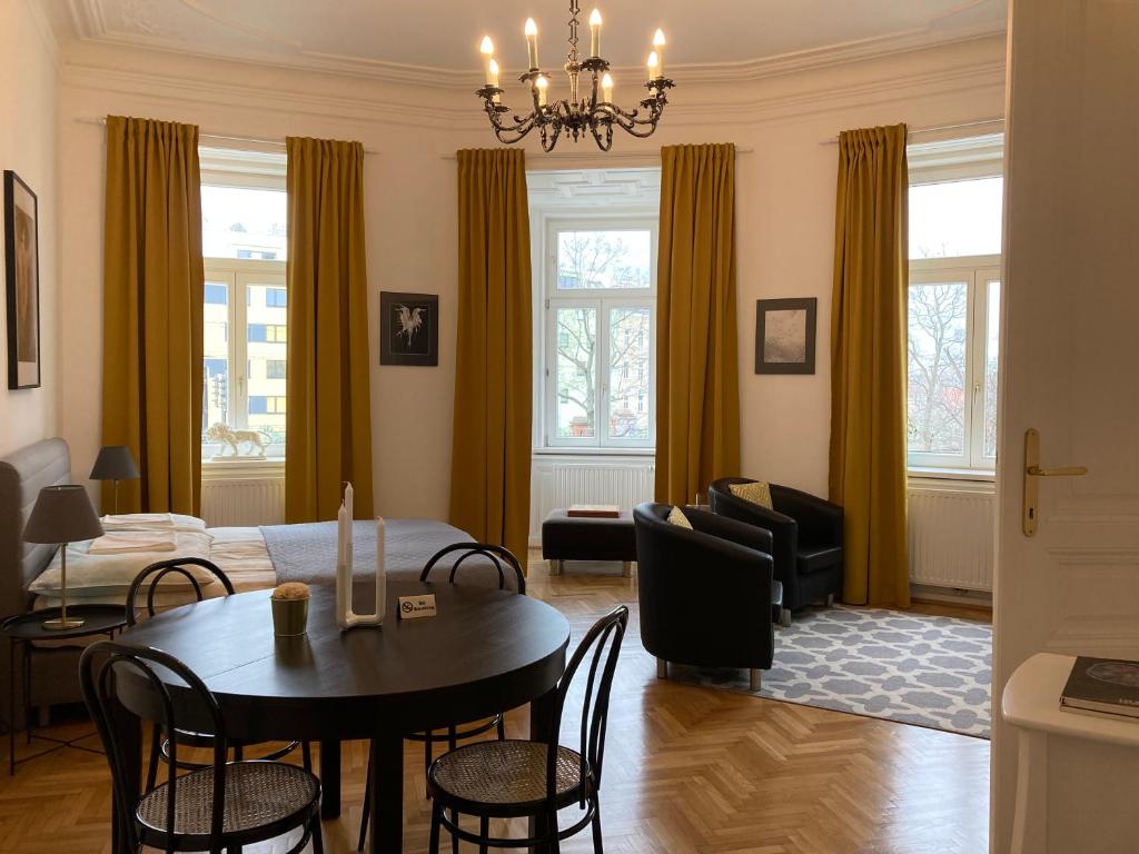 sala de estar con mesa y sofá en Apartment Vienna Smart Living en Viena