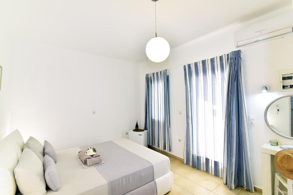 A bed or beds in a room at Thomas Apartments Katapola - Chora