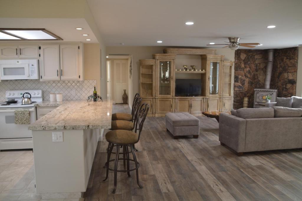 een keuken en een woonkamer met een aanrecht en een bar bij Beautiful 3 bedroom home located near Yosemite in Oakhurst