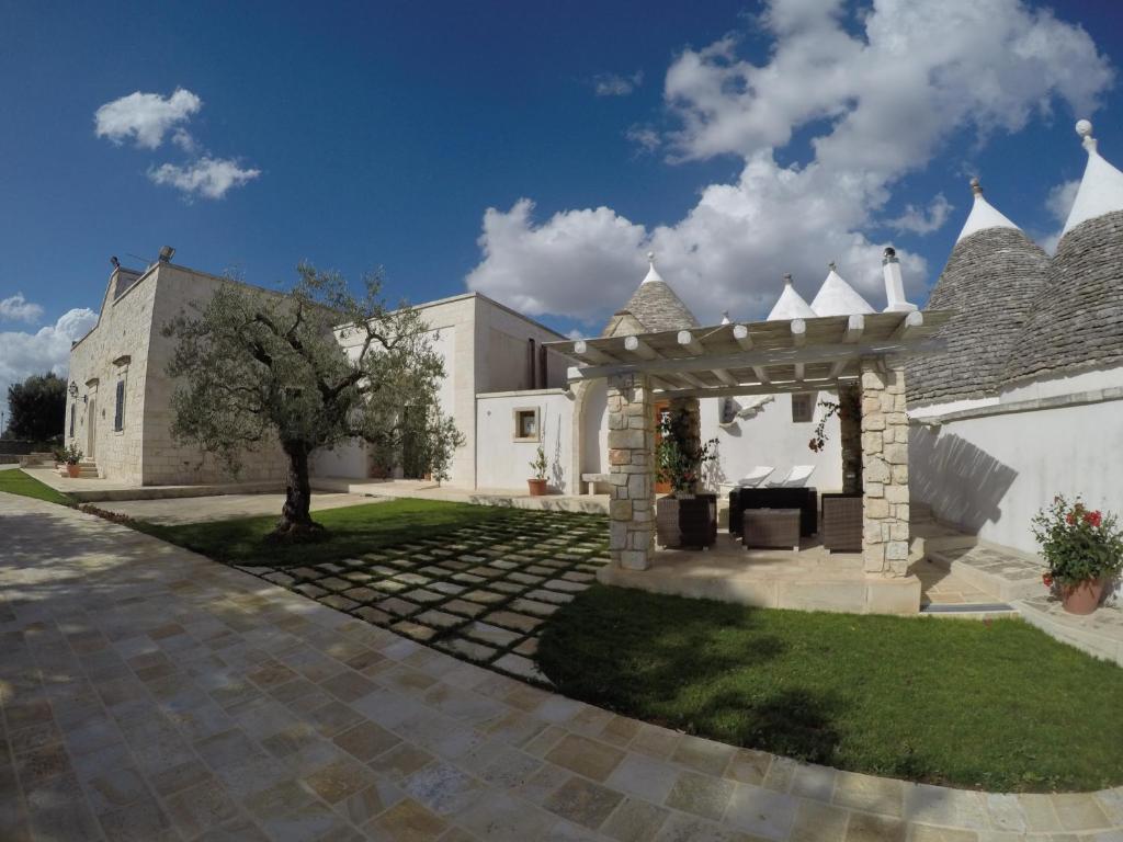 una casa con cenador en un patio en Masseria Cappuccini, en Ostuni