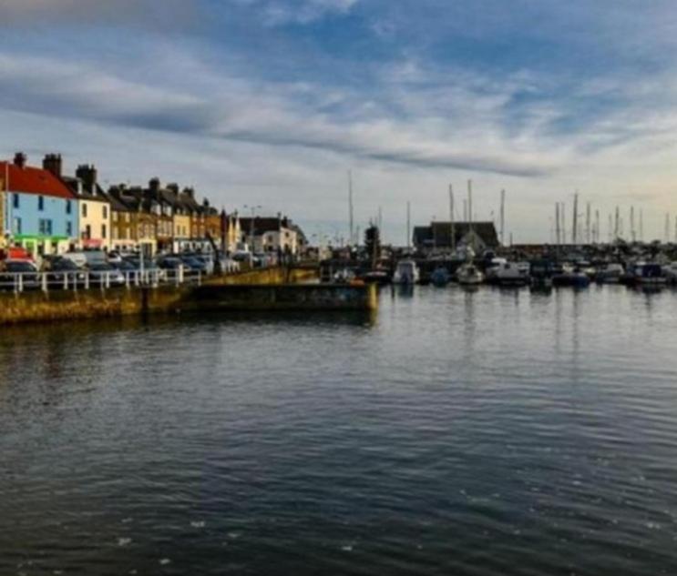 um corpo de água com barcos em um porto em The Coastal Inn Outbuilding em Cellardyke