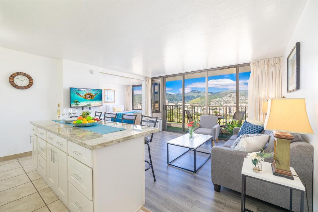Waikiki Escapade Mountain Views Condo, Steps to Beach with Parking Perk - Hizvo