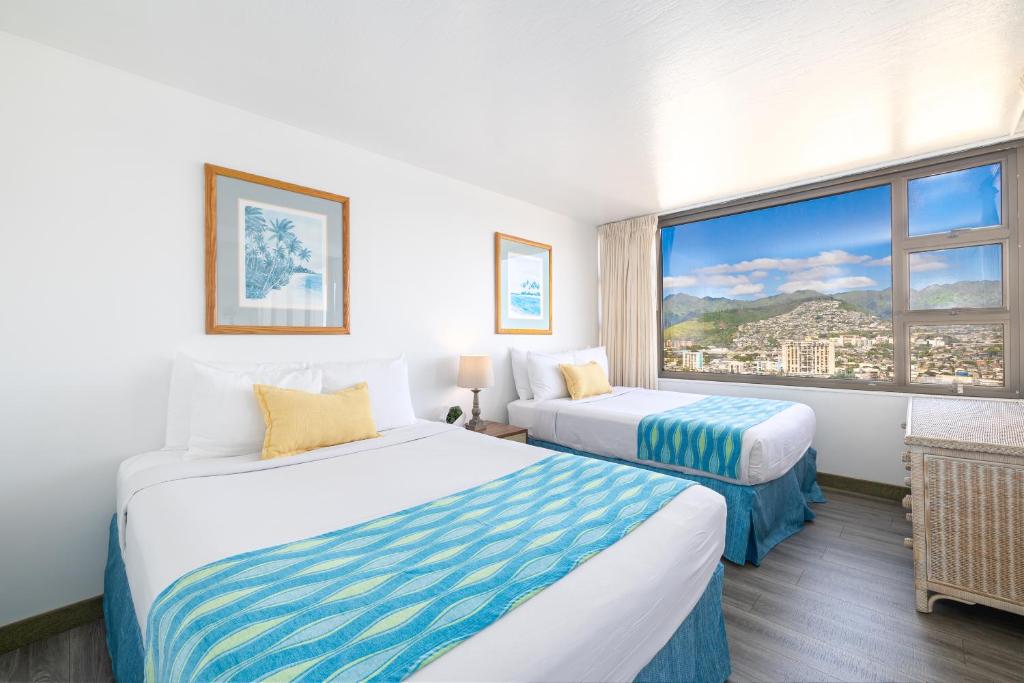 Waikiki Escapade Mountain Views Condo, Steps to Beach with Parking Perk - Appartement D'une Chambre