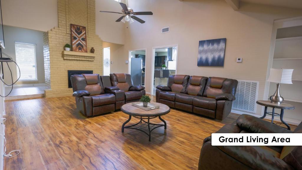 sala de estar con sofás de cuero y mesa en Pool House, 20 Minutes from DT 4BDR for 10 Guests - Winkleman, en Houston