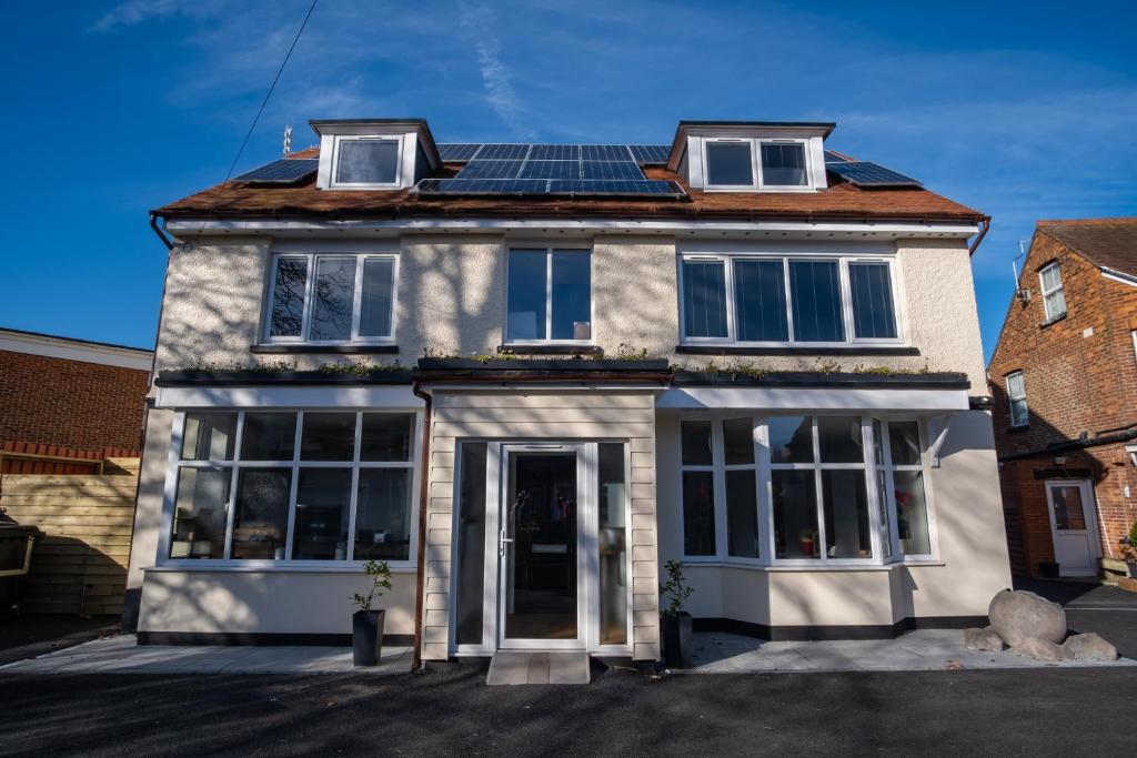 una casa con paneles solares en el techo en Magnolia House, Rye, en Rye