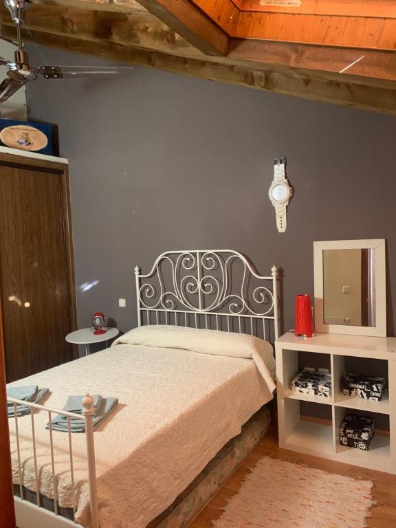 1 dormitorio con cama y espejo en SOHO-RURALK@R, en Riaza