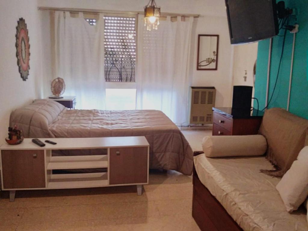 sala de estar con 2 camas y sofá en Leanja1 en Mar del Plata