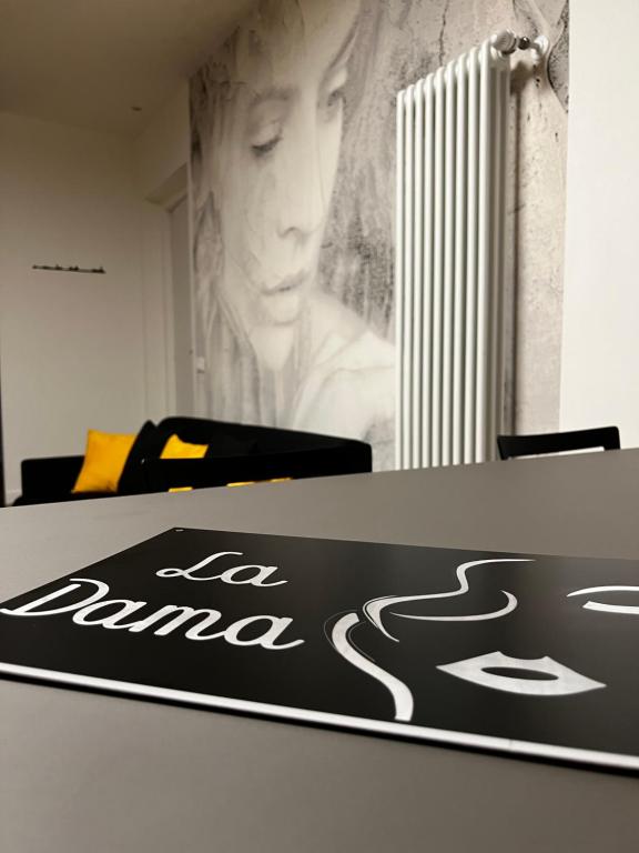 a table with a black and white sign on it at La Dama in Poggio Murella