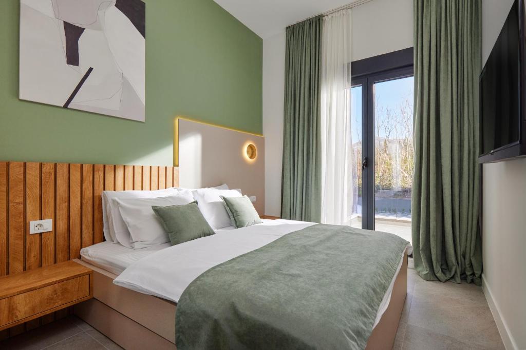 - une chambre avec un lit et une grande fenêtre dans l'établissement Bjelica Rental Apartments - Nela Apartment, à Tivat