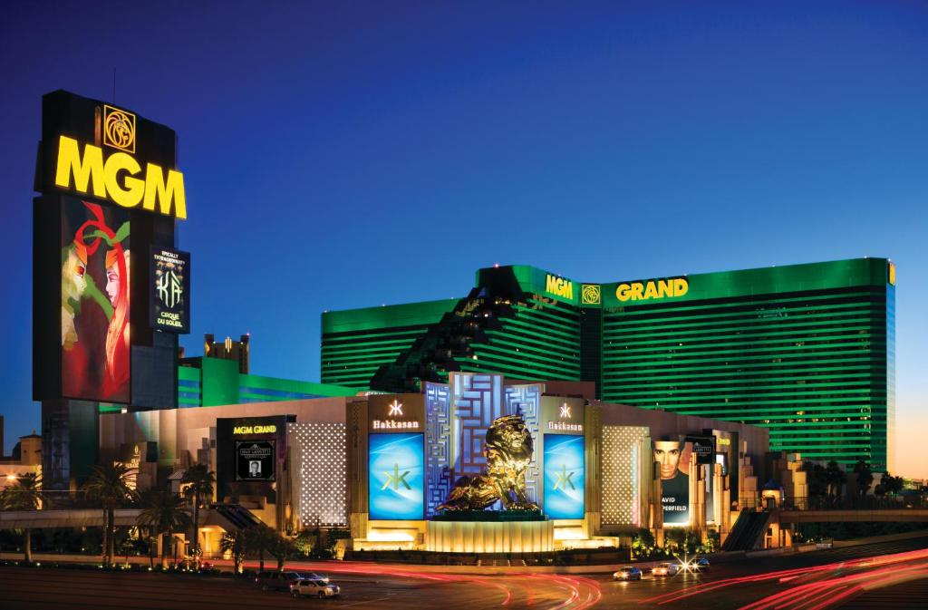 un groupe de bâtiments dans une ville la nuit dans l'établissement MGM Grand, à Las Vegas
