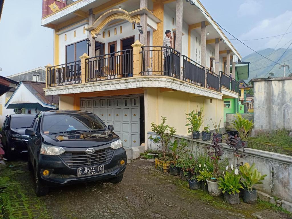 een zwarte auto geparkeerd voor een huis bij Full house Aqiela syariah in Wonosobo