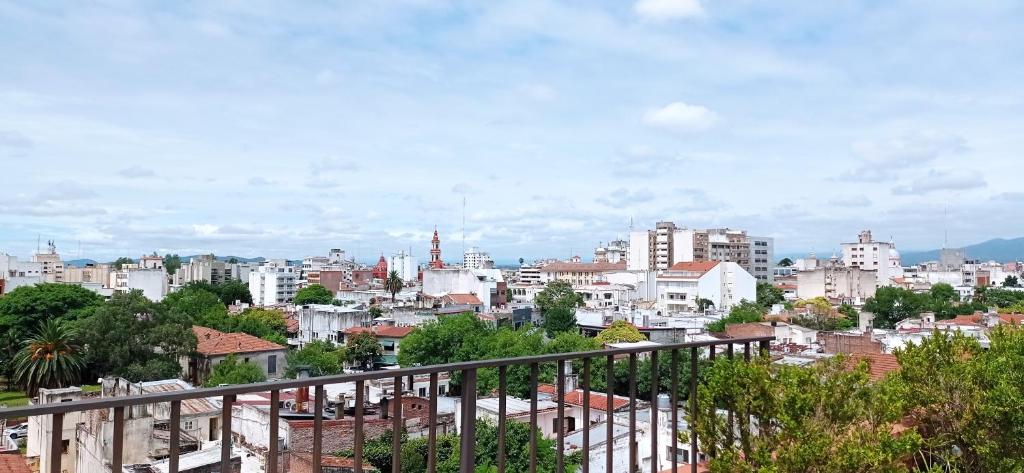 薩爾塔的住宿－La Vicente，阳台享有城市美景。