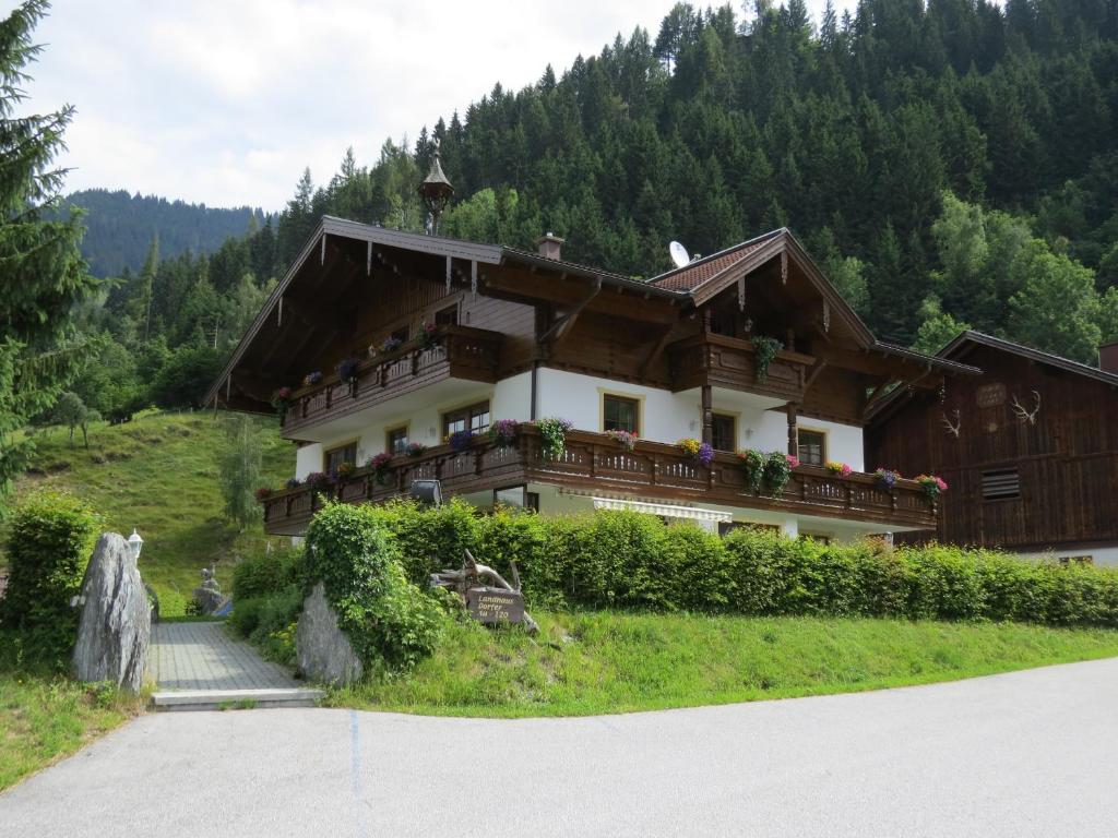 ein Haus auf einem Hügel mit in der Unterkunft Landhaus Dorfer in Großarl