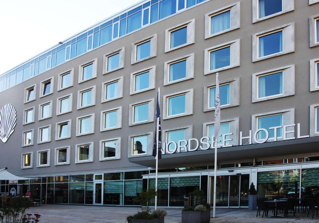 un edificio de hotel con un cartel en la parte delantera en Nordsee Hotel City en Bremerhaven