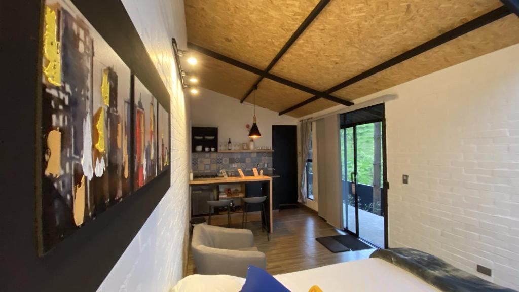 ein Wohnzimmer mit einem Sofa und einem Tisch in der Unterkunft Cabañas de lujo - Casa Barcelona in Duitama