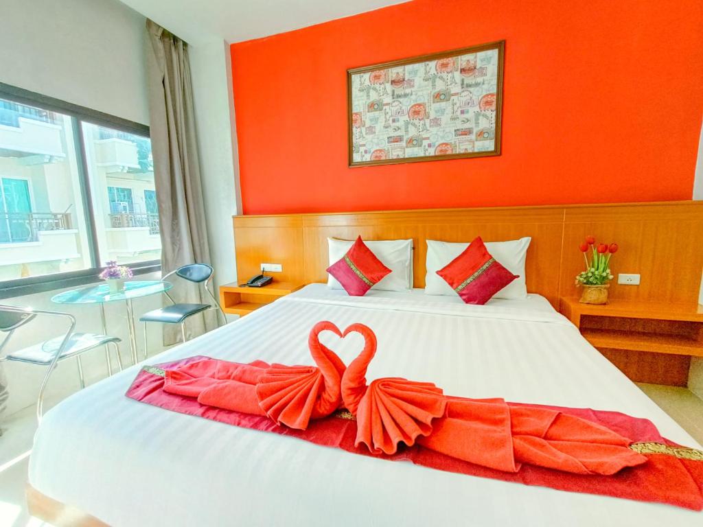 Postel nebo postele na pokoji v ubytování PJ Patong Resortel