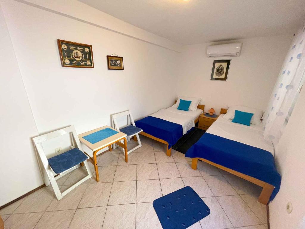 Posedenie v ubytovaní Studio in Jadranovo 42266