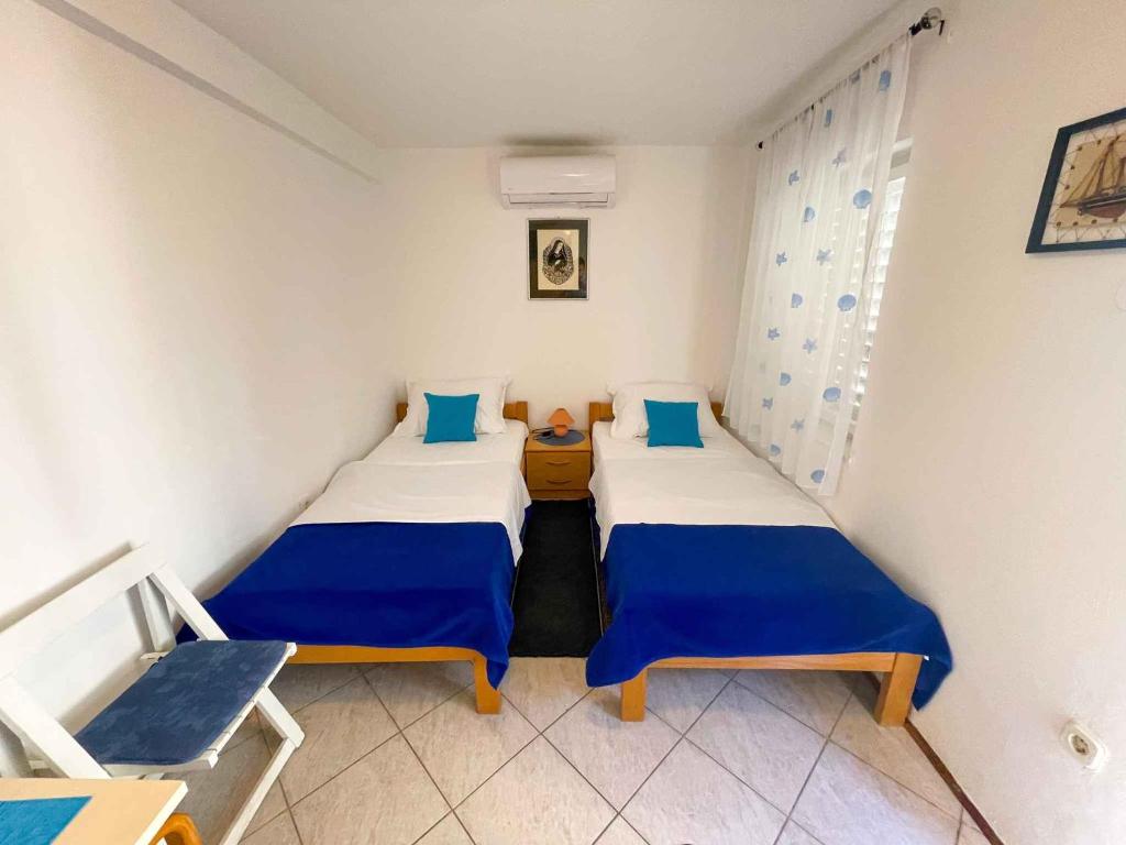 Posteľ alebo postele v izbe v ubytovaní Studio in Jadranovo 42266