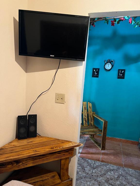 Una televisión o centro de entretenimiento en Bambito´s Café & Hostel