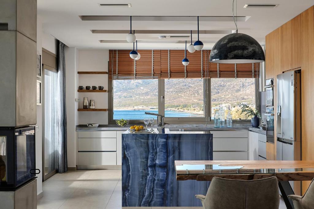 Kuchyňa alebo kuchynka v ubytovaní Seafront Luxury Moonlight Villa in South East Crete with Breathtaking Views