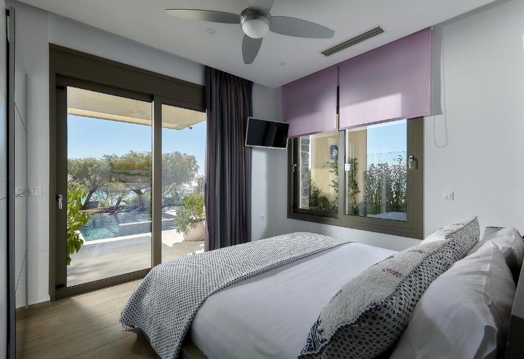 Posteľ alebo postele v izbe v ubytovaní Seafront Luxury Moonlight Villa in South East Crete with Breathtaking Views