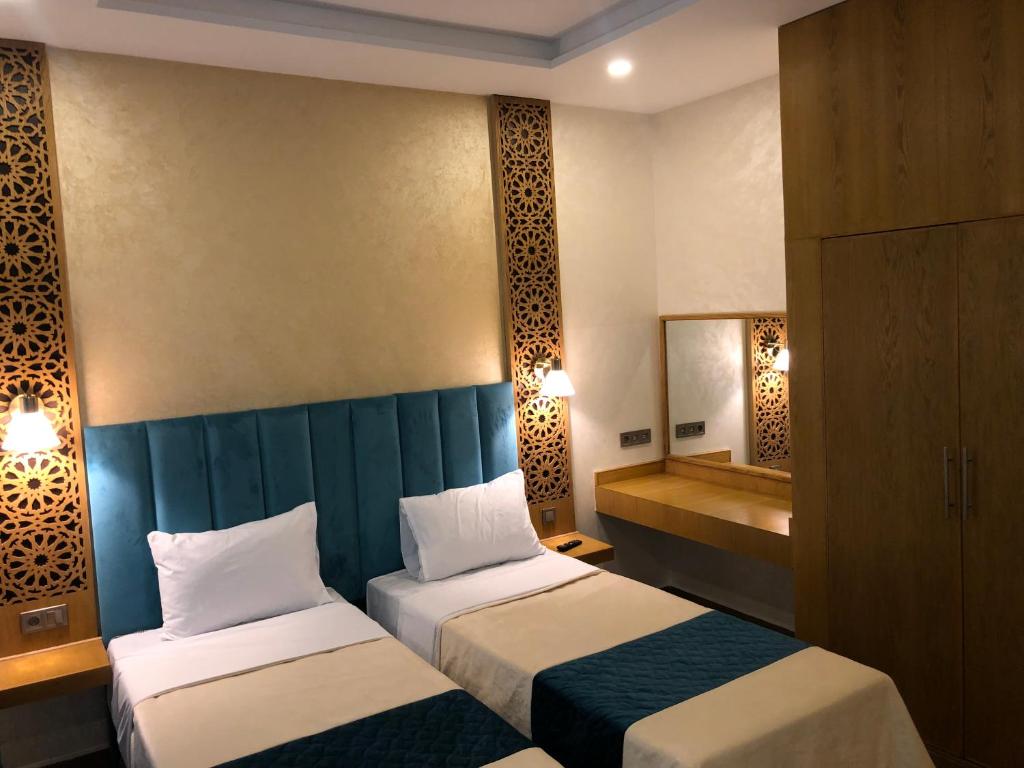 Palm’s Motel في أغادير: غرفه فندقيه سريرين وحمام