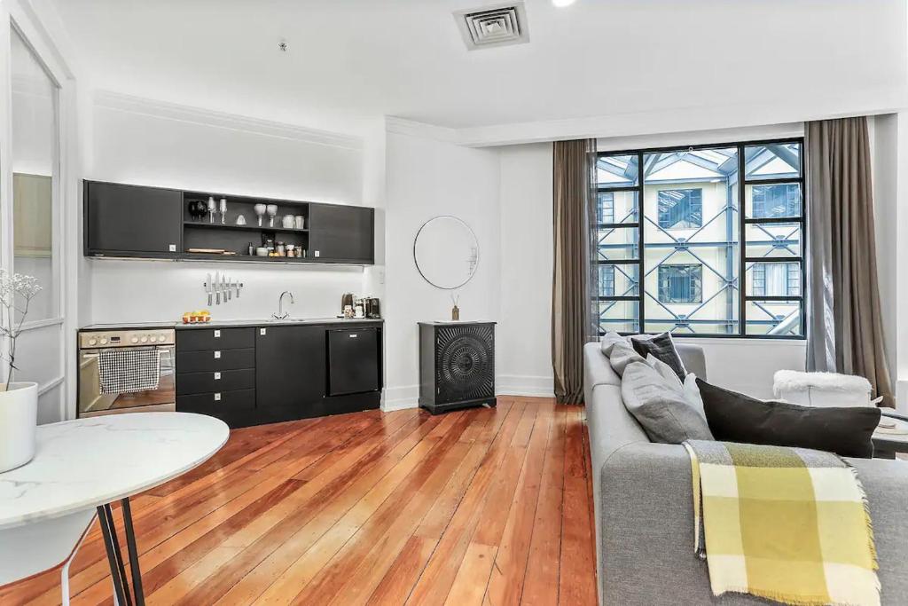 Sophistication Stay-Cation with a Roof Top Pool! - Resim 4