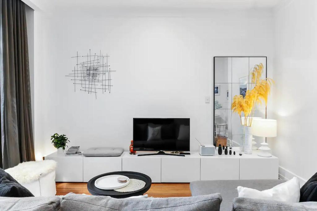 Sophistication Stay-Cation with a Roof Top Pool! - Resim 10