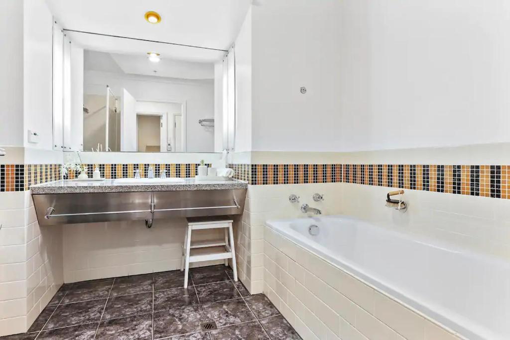 Sophistication Stay-Cation with a Roof Top Pool! - Resim 14