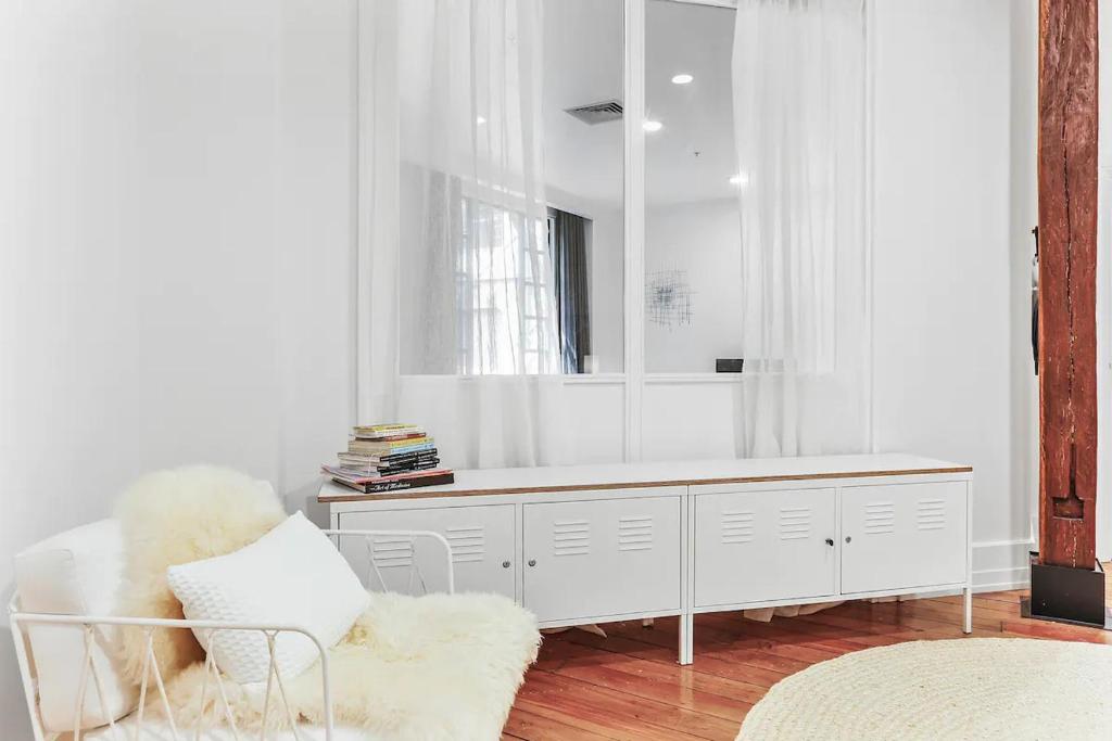 Sophistication Stay-Cation with a Roof Top Pool! - Resim 13