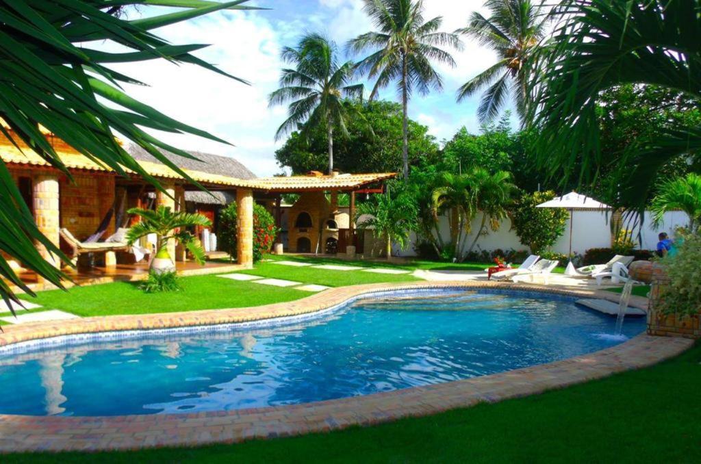 uma piscina no quintal de uma casa em Pousada Villa Mariposa em Beberibe