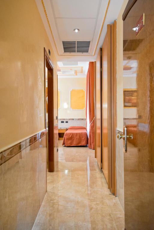 Postel nebo postele na pokoji v ubytování Hotel Marco Polo Rome