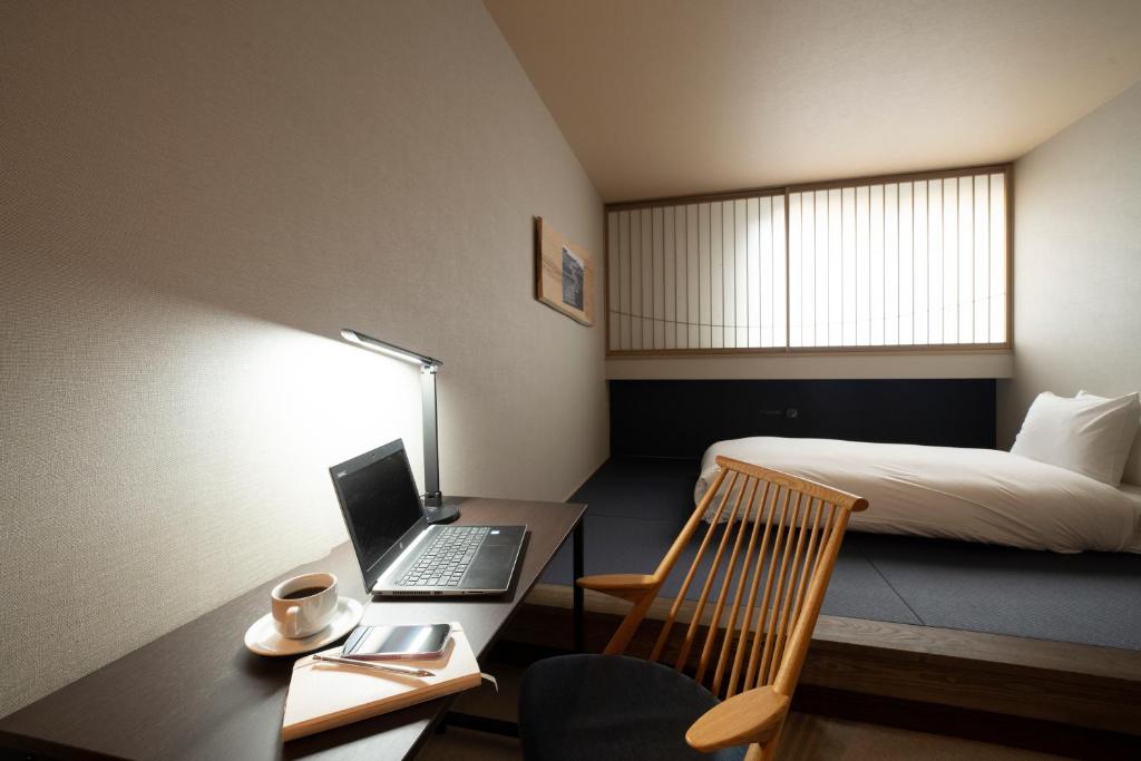 TV a/nebo společenská místnost v ubytování HOTEL WOOD TAKAYAMA