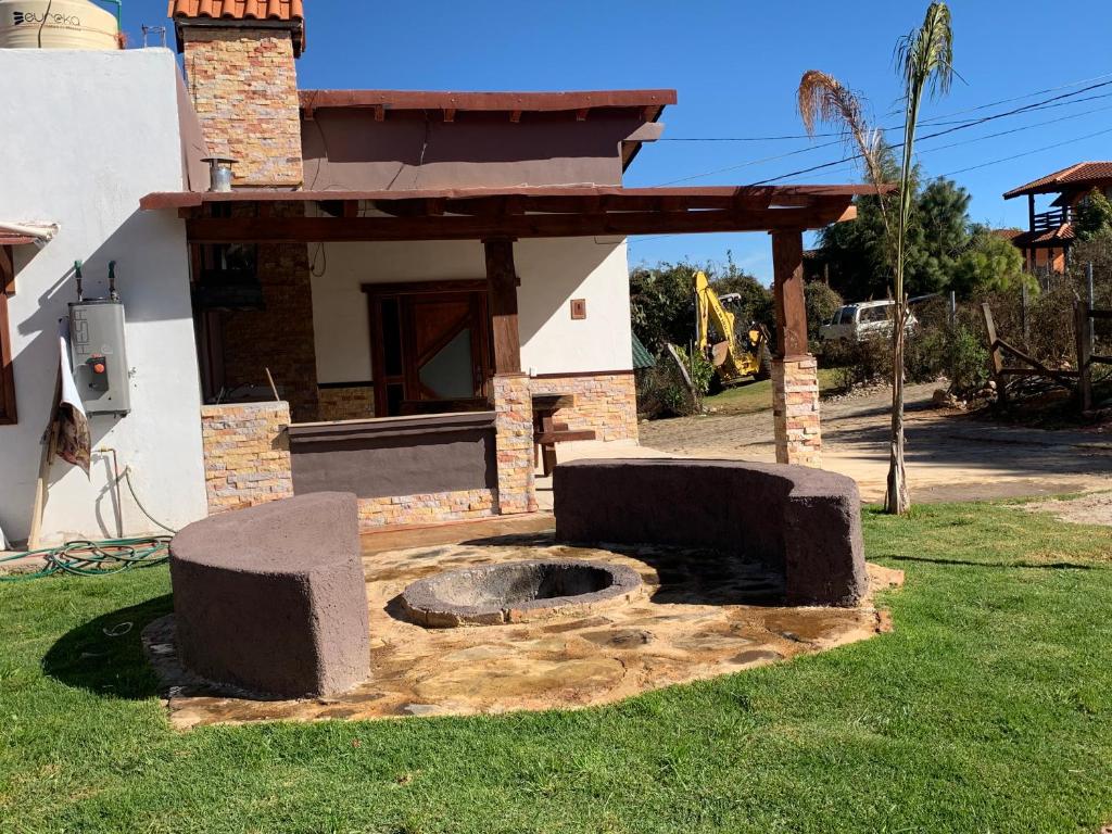 un horno de piedra en el patio de una casa en Lucero, en Mazamitla