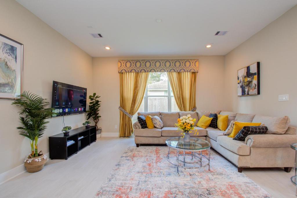 Elegant East Downtown House Houston TX - Three-Bedroom House