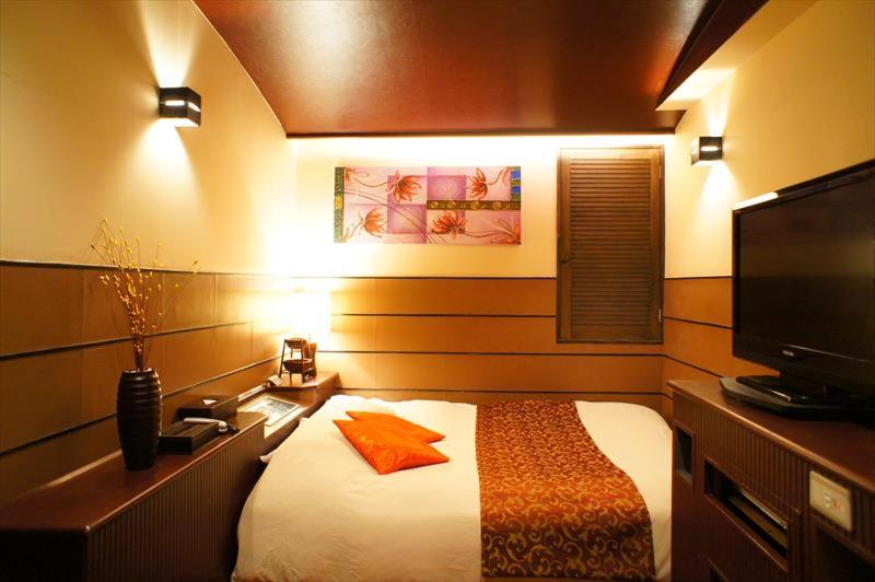 TV a/nebo společenská místnost v ubytování HOTEL CHECK INN BALI adult only