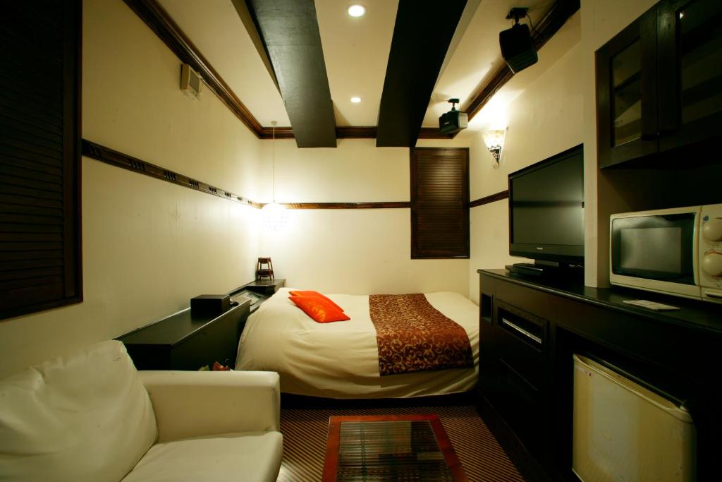 TV a/nebo společenská místnost v ubytování HOTEL CHECK INN BALI adult only