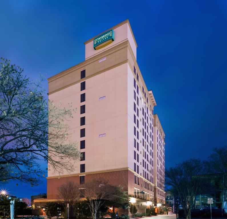 um edifício de hotel com uma placa em cima em Staybridge Suites San Antonio Downtown Convention Center, an IHG Hotel em San Antonio