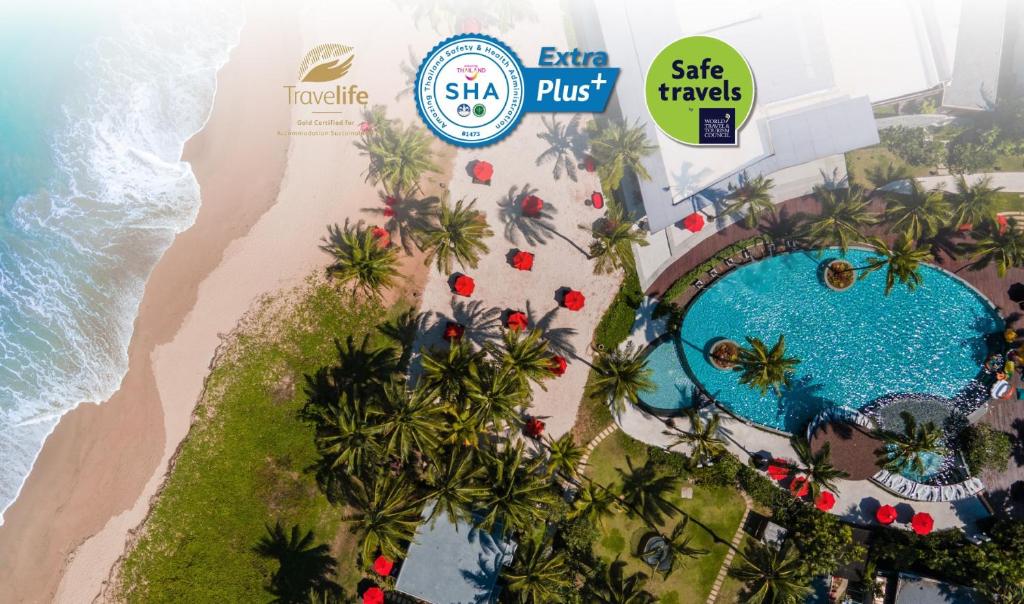 una vista aérea de la playa y la piscina del complejo pelícano en Ramada Resort by Wyndham Khao Lak en Khao Lak