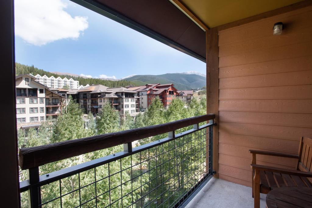 Lovely Zephyr Mountain Lodge condo with Continental Divide and Village